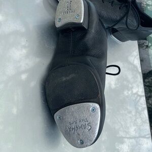 Ligne Danse Sansha Black Tap Shoes with Smooth Slip-On Design